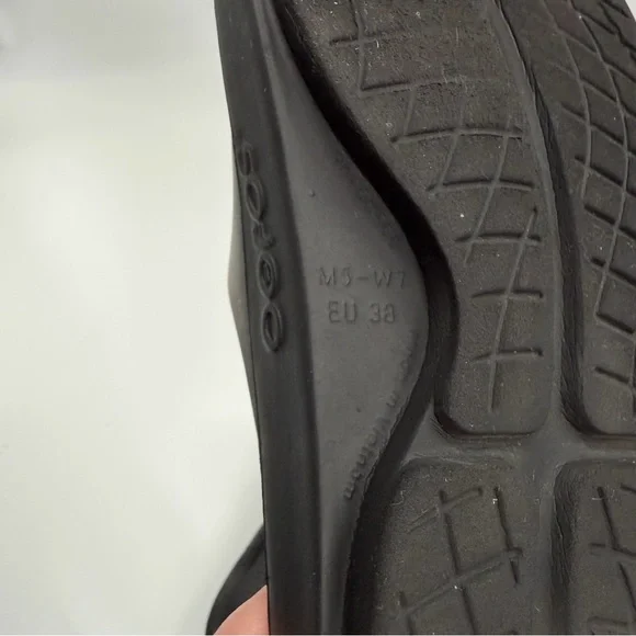 Oofos Ooahh Luxe Rose Gold Slides - Picture 12 of 12